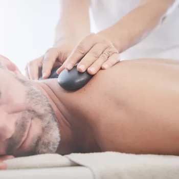 Beauty & Relaxoase Anwendung mit Steinen in der Beauty & Relaxoase